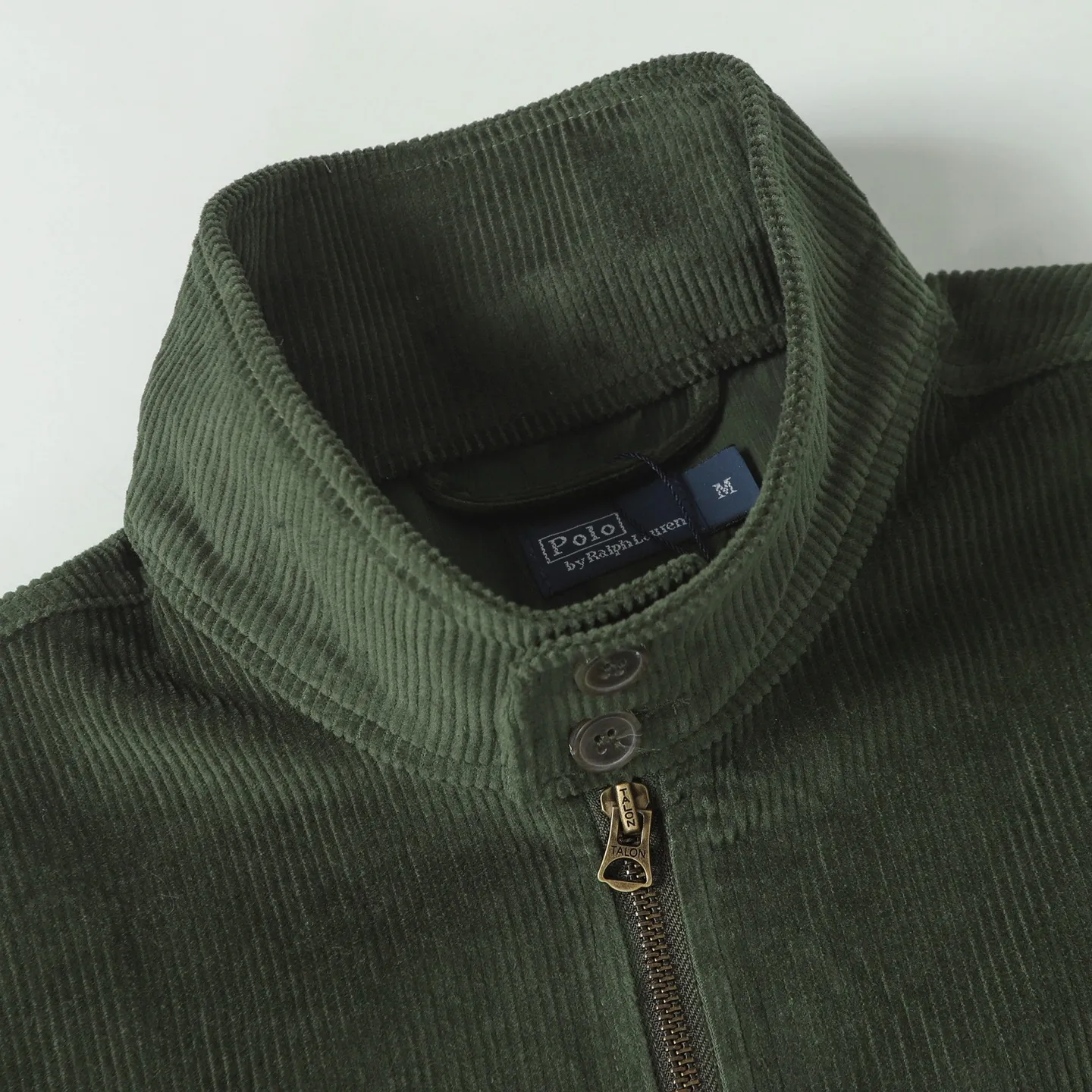 🅿️590 Ralph Lauren Embroidered Corduroy Jacket Customized wide-ribbed corduroy, elegantly presented in a deep navy blue, low-key and luxurious. The exquisite red pony logo is embellished, igniting the overall vitality and passion. The stand-up collar design is simple and elegant. Using imported machine embroidery technology, advanced computer control systems and precision mechanical components are used to achieve the iconic pony embroidery operation. The template machine opens the bag, and the preset template guides the position, shape and size of the bag. The accuracy ensures the quality of the bag opening effect. The infrared positioning cutting machine uses an infrared transmitter and an infrared receiver to achieve precise positioning of materials. The accuracy can reach the micron level, thereby meeting the effect of high-precision cutting of plaid alignment. Color: Green/Coffee Size: S-M-L